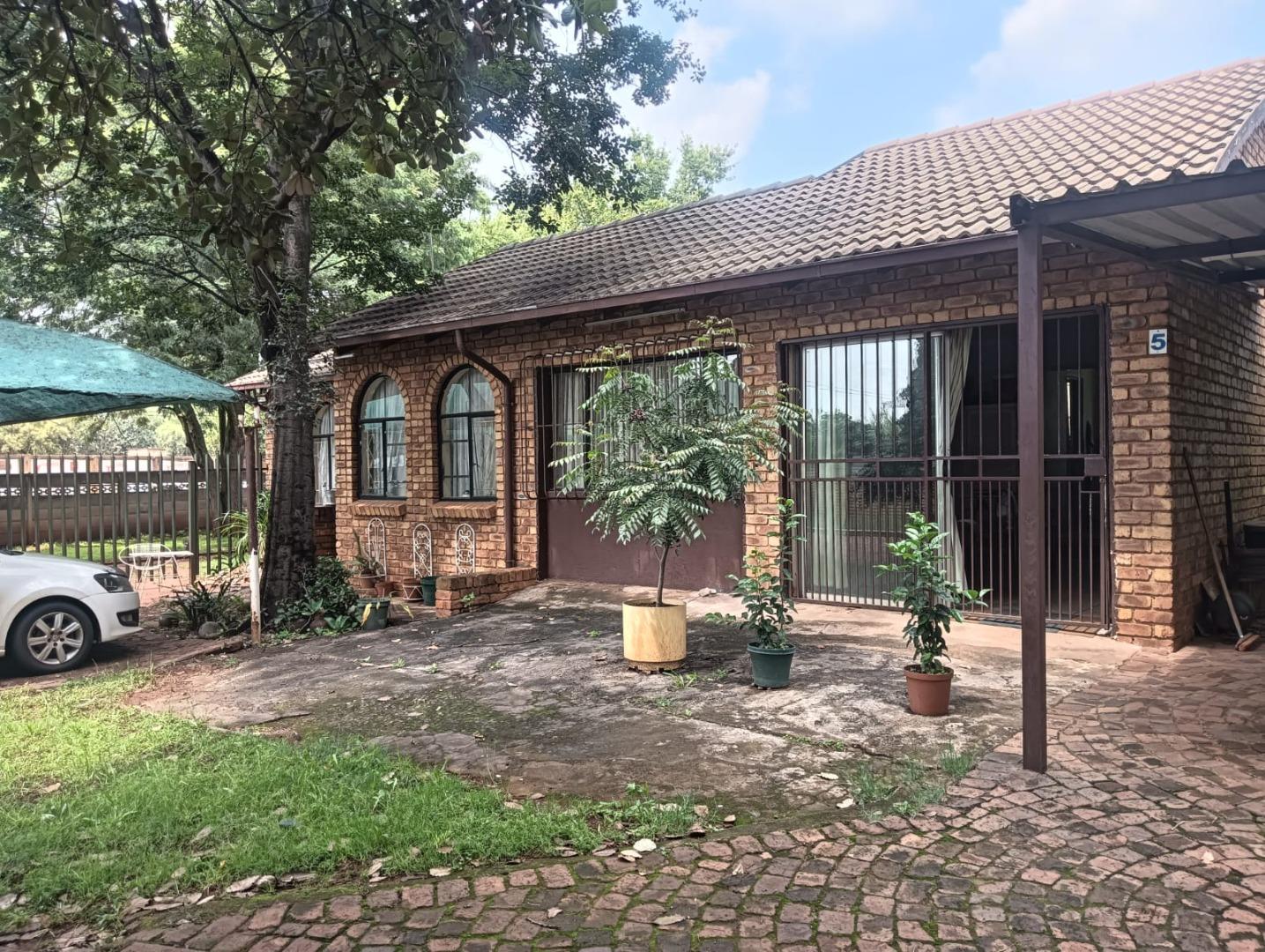 2 Bedroom House + Cottage/Flat for Sale - Gauteng